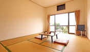 和室10畳◆シンプルながらも、明るさと温かさが伺えるお部屋です。