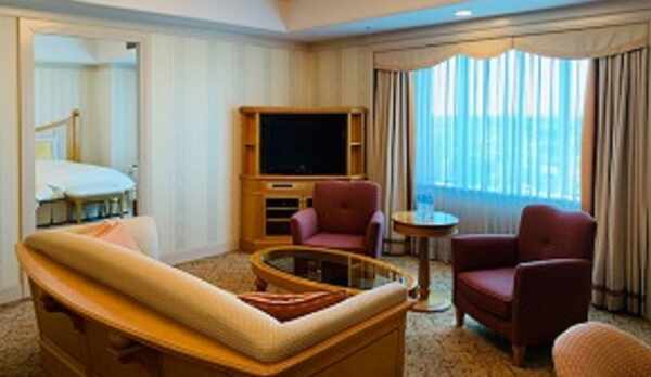 【スイートルー ム】 70㎡　ベット幅122㎝&times;203㎝&times;2台  最大3名様ご宿泊可能　