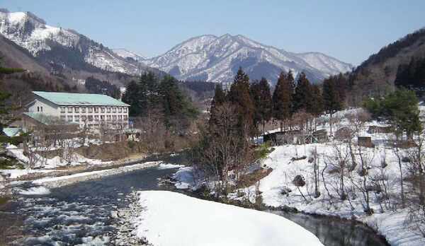 【川向うからの外観（冬）】