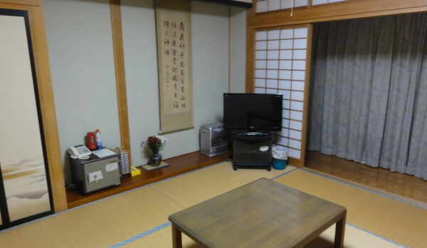 103号和室8畳浴室、トイレ付き3畳板場付き