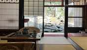 縁側から庭を眺める、古き良き時間の過ごし方