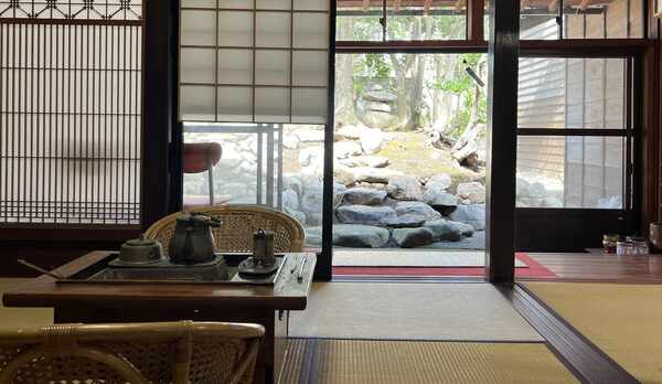 縁側から庭を眺める、古き良き時間の過ごし方