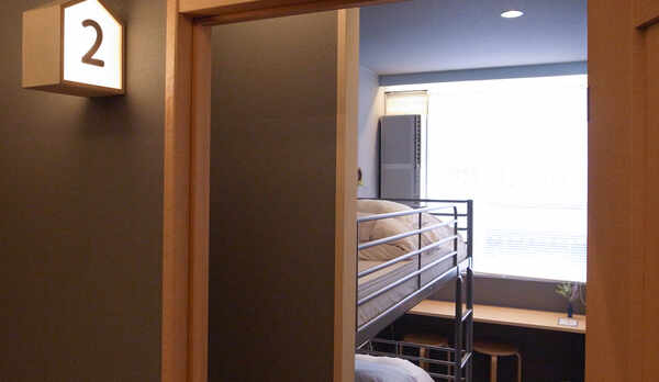 ＜ツインルーム＞当館のレギュラータイプ。二段ベッドにワクワク！　１名様の場合は原則下段でご用意します