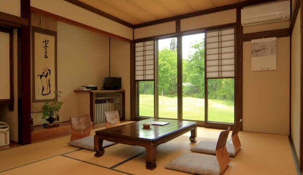 【客室一例10畳】ご家族やグループにもオススメのお部屋です。