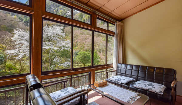 *【おまかせ和室】窓一面に広がる景色は何物にも代えがたい自然の贈物