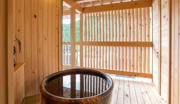 露天風呂付特別室306号の信楽焼製客室露天風呂