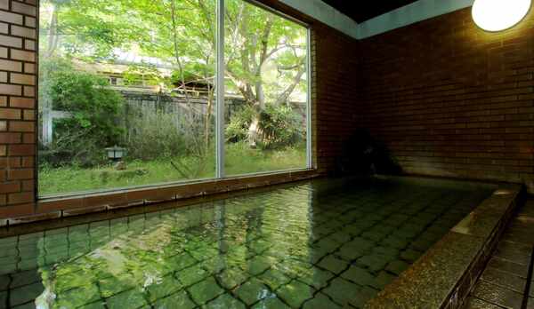 内湯は赤城温泉です。24時間ご利用いただけます。