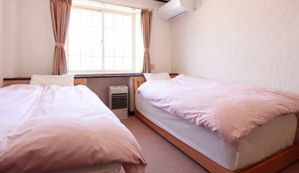 洋室ツインのシンプルなお部屋です。