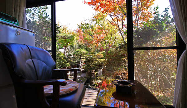 ♯秋-四季移ろう和庭園　色づく木々を眺めながら静かな寛ぐ。大人の旅の楽しみ方ですね。