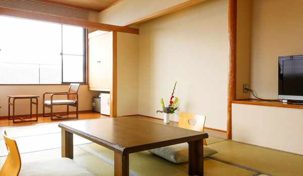 清潔感のある静かな和室のお部屋で、日頃の喧騒を忘れ、のんびりお寛ぎいただけます♪