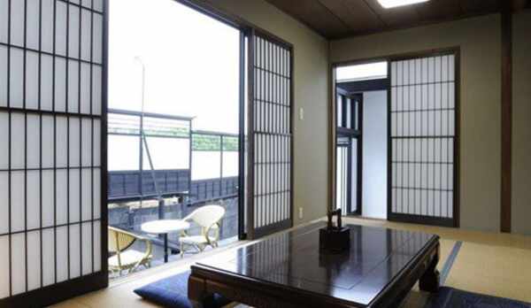 お部屋から釣りができるプライベートリバー付客室。落ち着く和室で釣りを楽しみつつ山の景色を楽しめます。