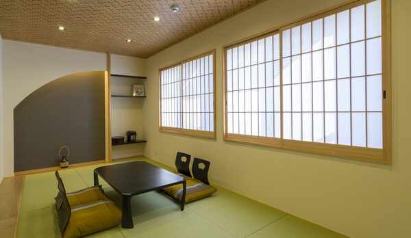 *部屋（別館）／2018年完成。たっぷりの日差しが降り注ぎます。ついついくつろぎたくなる空間です。