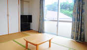 和室【６〜８畳／ベランダ付】畳が落ち着く和の空間でお寛ぎ下さい。