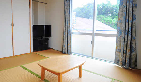 和室【６〜８畳／ベランダ付】畳が落ち着く和の空間でお寛ぎ下さい。