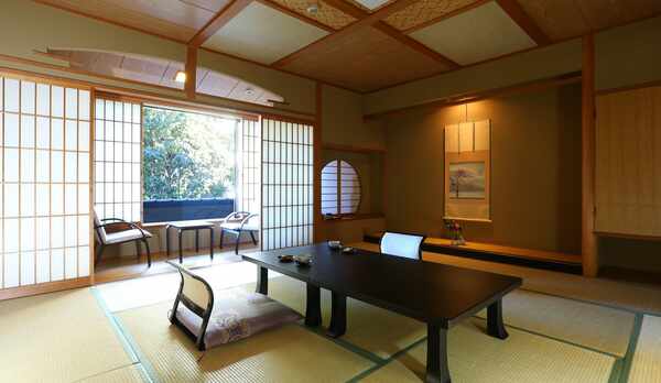 ◇【花・鶴】広縁付き、数寄屋造りの準特別室（12.5畳）。広縁をそなえたお部屋です。