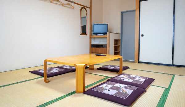 美味しいお蕎麦を食べて、温泉に浸かった後は、ごゆっくりとお部屋でお寛ぎくださいませ。