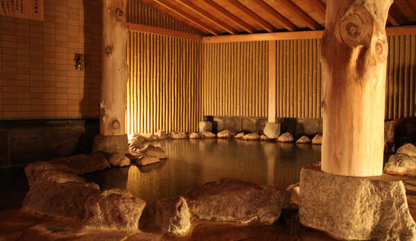 *【温泉】半露天風呂でごゆっくりお寛ぎ下さいませ。