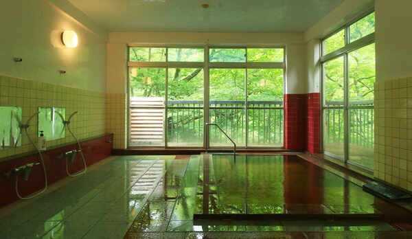 ■【温泉】昔から湯治場として愛されてきた天栄湯のお湯は全国的にも珍しい泉質です。