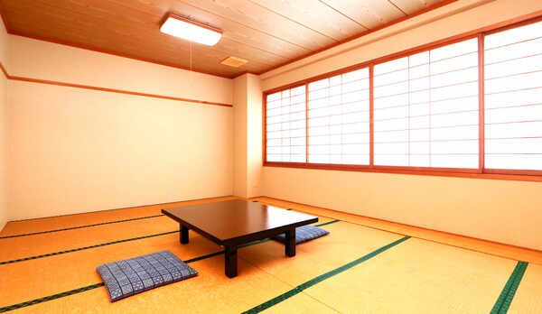 ＜12畳和室＞襖を開ければ目の前に海が見えます