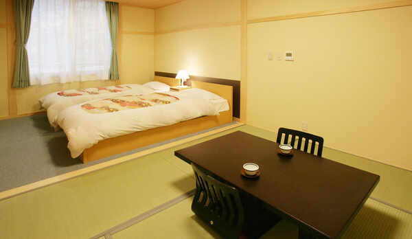 ・【和洋室一例】源泉掛け流しの内風呂が付いたお部屋でくつろげます