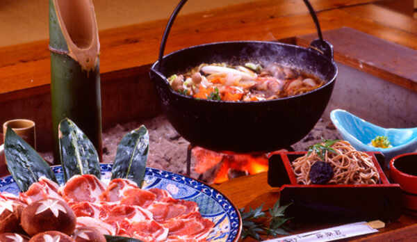 *夕食一例／冬期限定のしし鍋。囲炉裏でのお食事は、昔ながらの風情を存分に楽しめます！