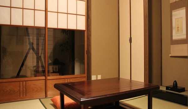 坪庭を眺める居間