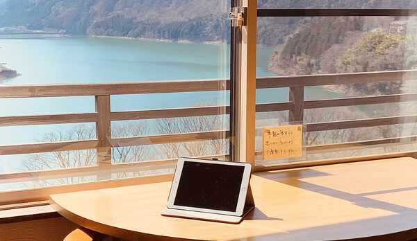 窓辺でリモートワーク