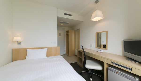 シングルルーム 白を基調とした清潔感ある室内