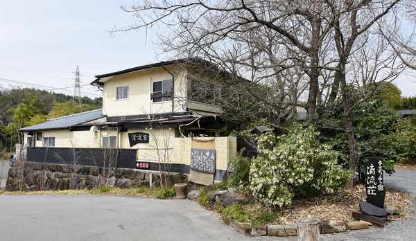 *【外観】菊池温泉街から少し離れた清流沿いに佇む、全9部屋の温泉旅館です。