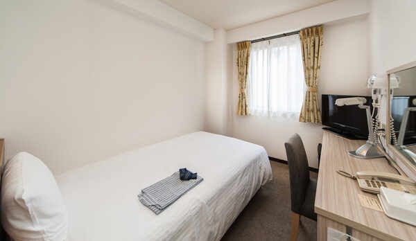 シングルルーム　24インチTV設置　シモンズ製ベッド使用