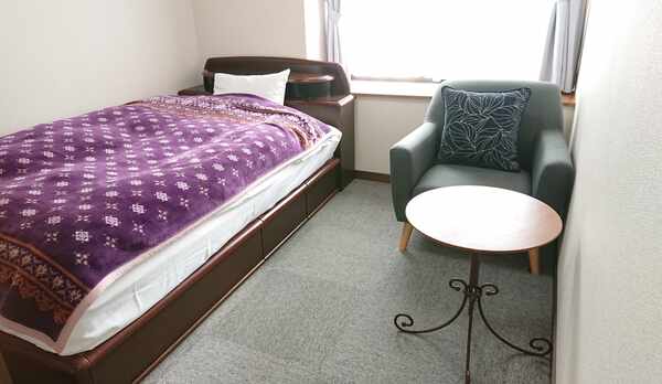 ・セミダブル（201号室）出窓がある南向きの明るいお部屋