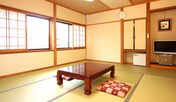 和室10畳。アットホームなお部屋でお寛ぎください。