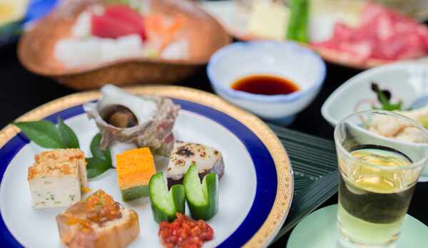 *ご夕食一例（スタンダードコース）／季節毎の味覚にこだわった、懐石膳をご用意致します