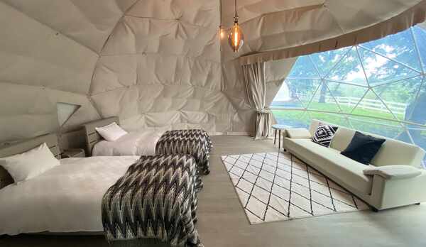 モノトーンなイメージのグランピングテントは、白を基調としたシンプルな色合いがとっても素敵☆3ベット+