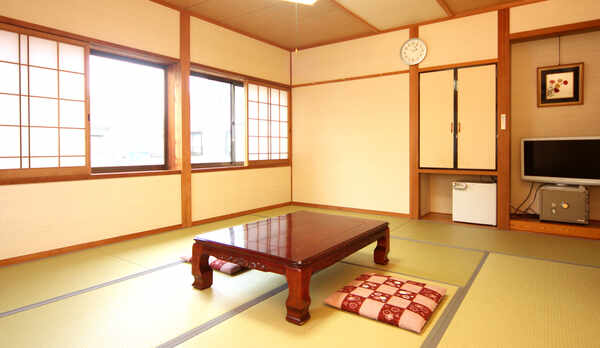 和室10畳。アットホームなお部屋でお寛ぎください。