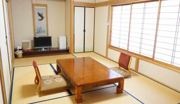 ・〔和室7.5畳〕和の風情を感じさせるお部屋でゆっくりとお寛ぎください。