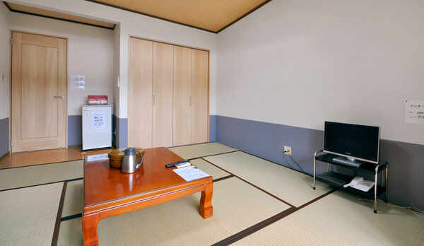 【8畳和室】ごろりと横になってお寛ぎいただけます。