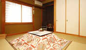 和室7.5〜8畳のお部屋の一例です。冬には、各部屋にこたつをご用意しております。 