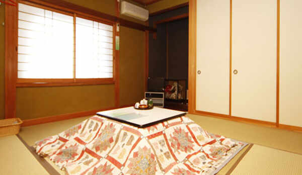 和室7.5〜8畳のお部屋の一例です。冬には、各部屋にこたつをご用意しております。 