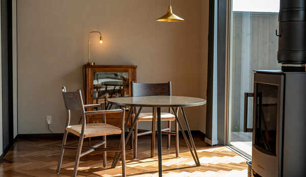 ［特別棟 湖邸］風ユは石や木がテーマ。真鍮のライトがシックなインテリアを照らします［一例］