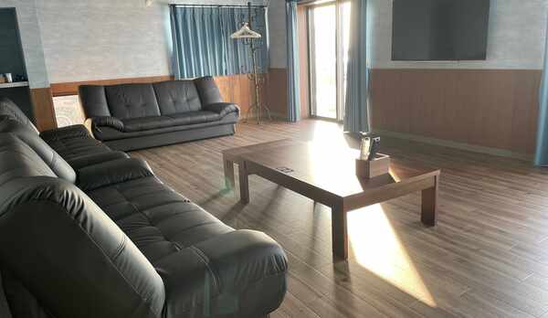 ソファーに座って海を