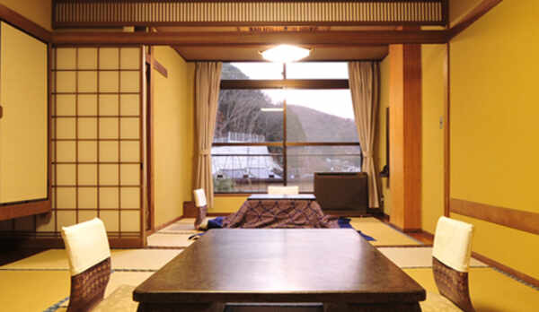 *客室一例／お部屋はすべて10畳+4.5畳の和室二間、ファミリーでもゆっくりできる広さです。