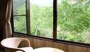 【本館】部屋からは季節の山々の風景や雄大な阿賀野川を望む。