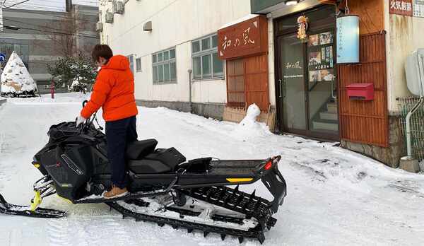 ・スノーモービル体験ツアーも実施しております