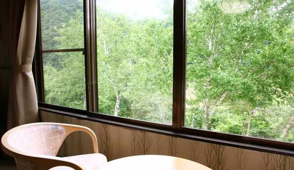 【本館】部屋からは季節の山々の風景や雄大な阿賀野川を望む。