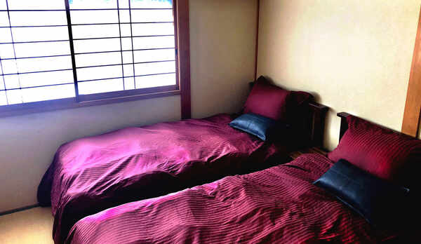 ・純和風なお部屋：シングルベッド2台を設置