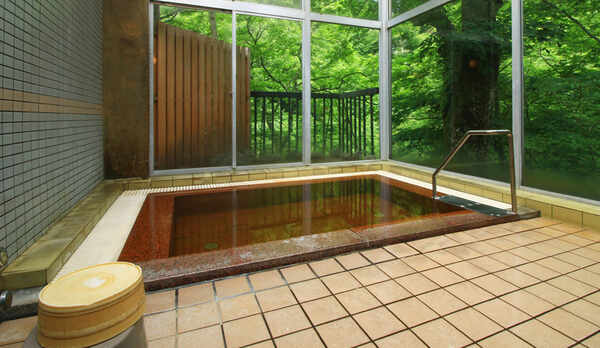 ■【温泉・男湯】明るく開放的な浴室からは移りゆく四季をご覧いただけます。