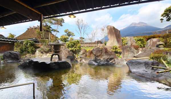 【大浴場露天】雲海の湯。とーっても広い大浴場から見る由布岳は圧巻です！！