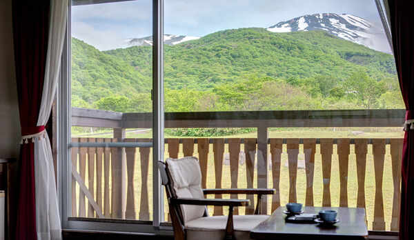 *【客室一例】窓越しに鳥海山を望む贅沢なひととき