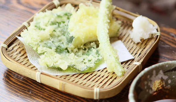 採れたての山菜は、香り豊かな天麩羅となります。